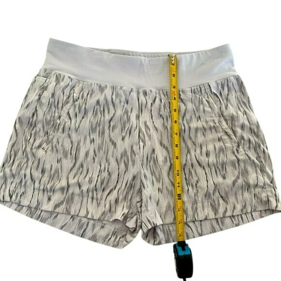 Athleta Trekkie‎ North Short Color Ikat Texture Magnolia Grey/White Size 10 - Picture 3 of 5